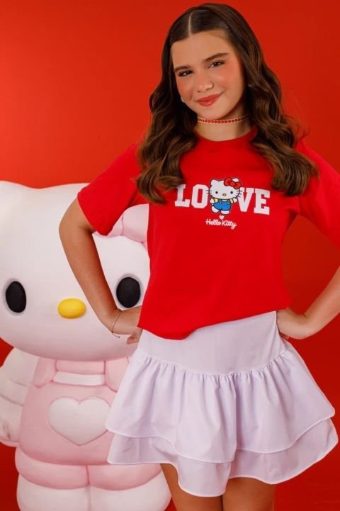 Blusa Love vermelha, saia rosa, saia listrada vermelho e branco.