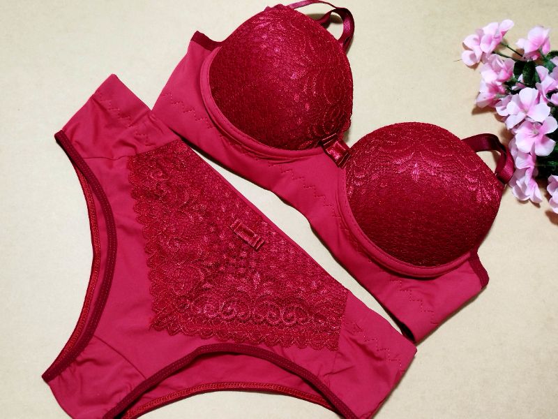 Tamanho: N°48, cor Vermelho